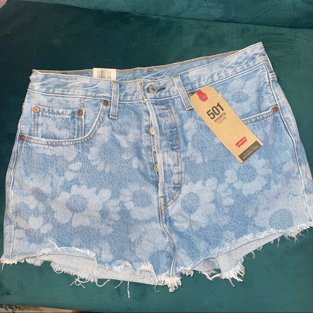 NWT Levi’s 501 Shorts blossom print size 31